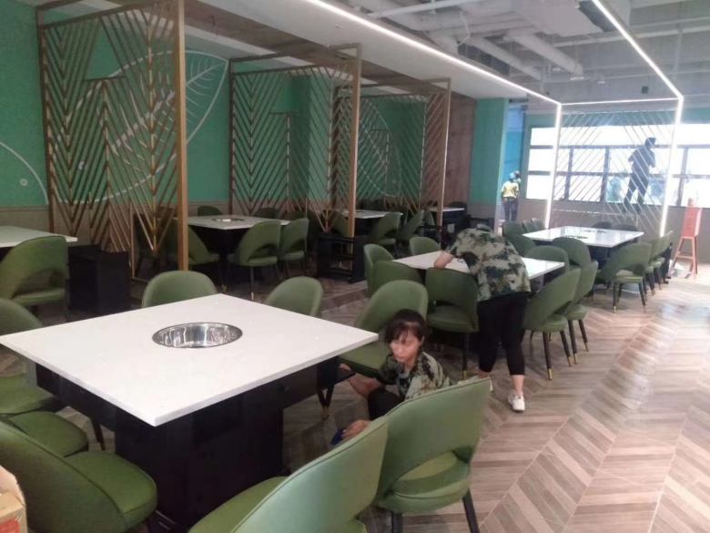 服務(wù)員清理火鍋?zhàn)酪?jpg