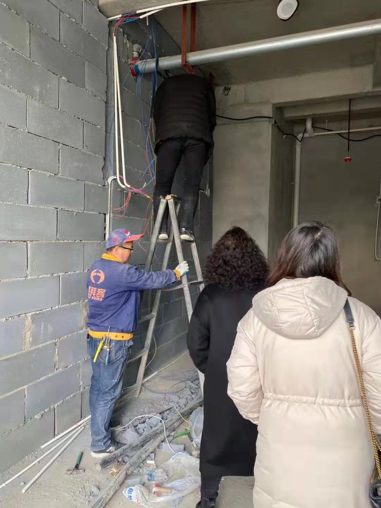 20220225/6218772810b61.jpg 吳總和博菲克餐飲家具廠(chǎng)業(yè)務(wù)經(jīng)理洽談.jpg