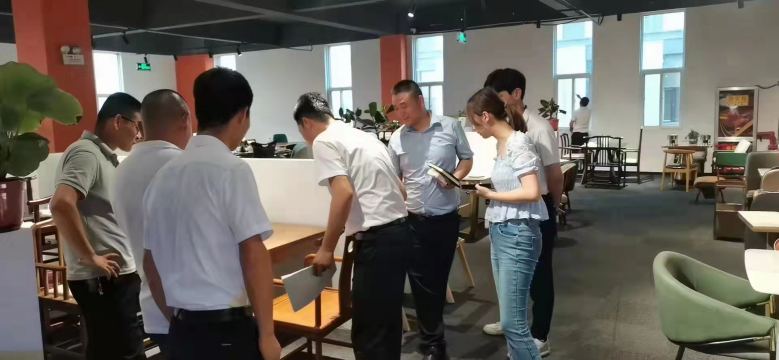 20220710/62caf2c3b315e.jpg 博菲克邊經(jīng)理講解餐桌椅材質(zhì).jpg